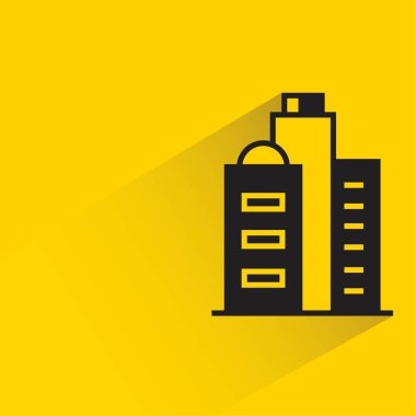 sarı arka planda gölgesi olan apartman ve apartman