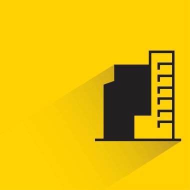 sarı arka planda gölgesi olan apartman ve apartman