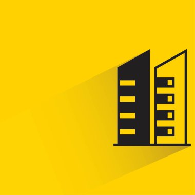 sarı arka planda gölgesi olan apartman ve apartman