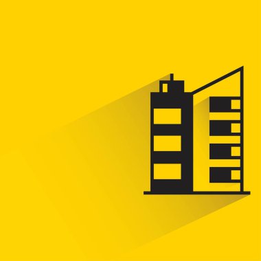 sarı arka planda gölgesi olan ofis binası