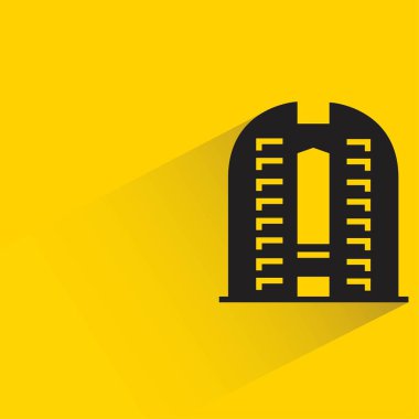 sarı arka planda gölgesi olan ofis binası