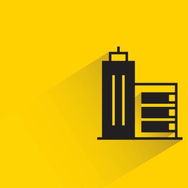 sarı arka planda gölgesi olan ofis binası