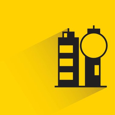 sarı arka planda gölgesi olan ofis binası