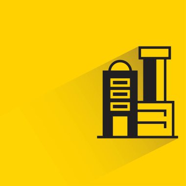 sarı arka planda gölgesi olan ofis binası