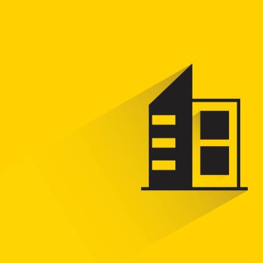 sarı arka planda gölgesi olan ofis binası