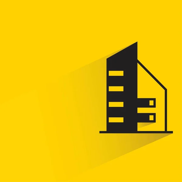 Sarı Arka Planda Gölgesi Olan Ofis Kulesi — Stok Vektör