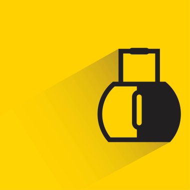 Sarı arka planda gölgesi olan moda çantası.