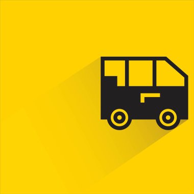 Sarı arka planda gölgesi olan minibüs