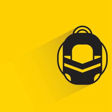 Sarı arka planda gölgesi olan sırt çantası