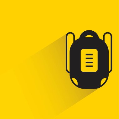 Sarı arka planda gölgesi olan sırt çantası