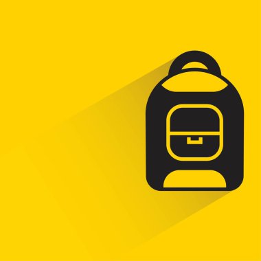 Sarı arka planda gölgesi olan sırt çantası