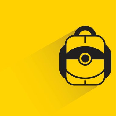Sarı arka planda gölgesi olan sırt çantası