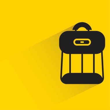Sarı arka planda gölgesi olan sırt çantası