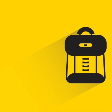 Sarı arka planda gölgesi olan sırt çantası