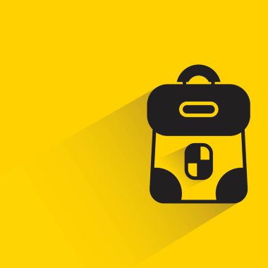 Sarı arka planda gölgesi olan sırt çantası