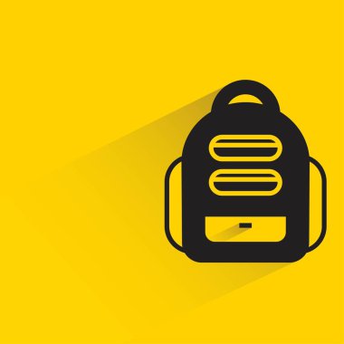 Sarı arka planda gölgesi olan sırt çantası