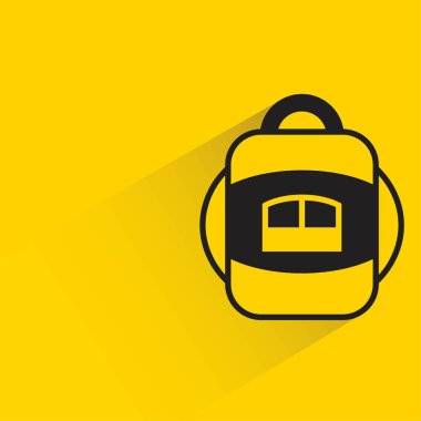 Sarı arka planda gölgesi olan sırt çantası
