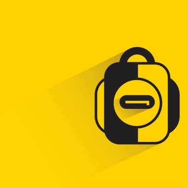 Sarı arka planda gölgesi olan sırt çantası