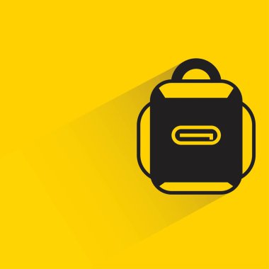 Sarı arka planda gölgesi olan sırt çantası