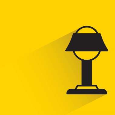 Sarı arkaplanda gölgesi olan lamba