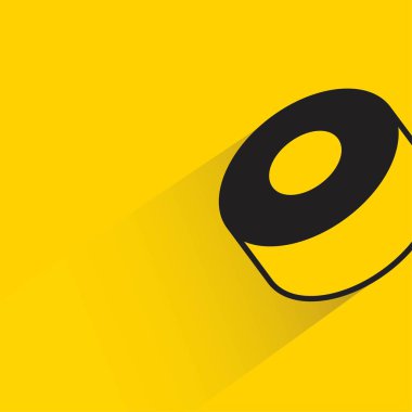 Sarı arka planda gölgesi olan donut tatlısı.