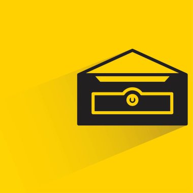 Sarı arkaplanda gölgesi olan posta kutusu