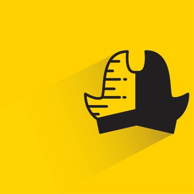 Sarı arka planda gölgesi olan korsan şapkası