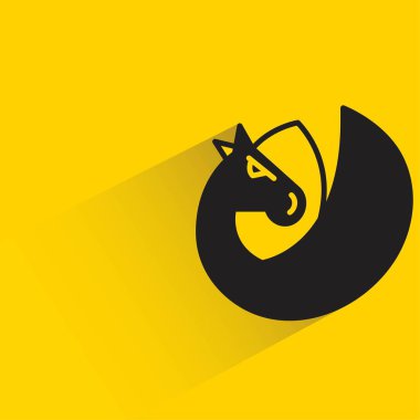 Sarı arka planda gölgesi olan ejderha