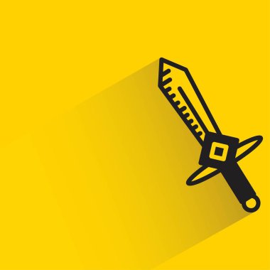 Sarı arkaplanda gölgesi olan şövalye kılıcı simgesi