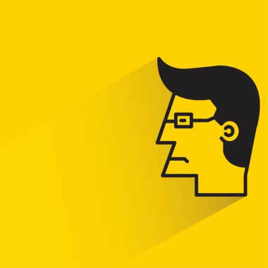 Sarı arka planda gölgesi olan erkek yüz avatarı