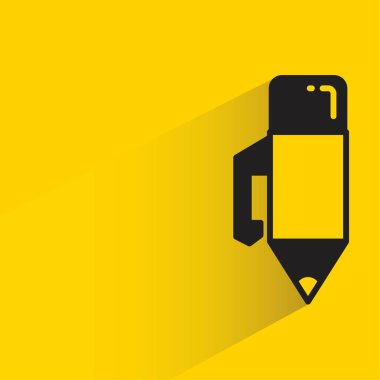 Sarı arka planda gölgesi olan kalem ve kalem.