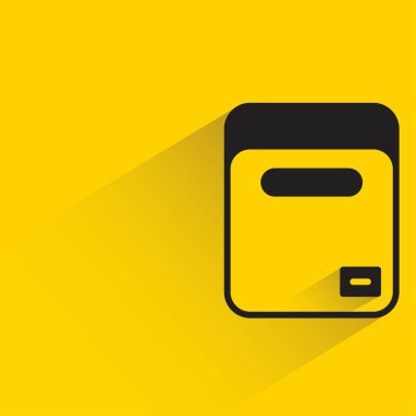 Sarı arka planda gölgesi olan karton kutu