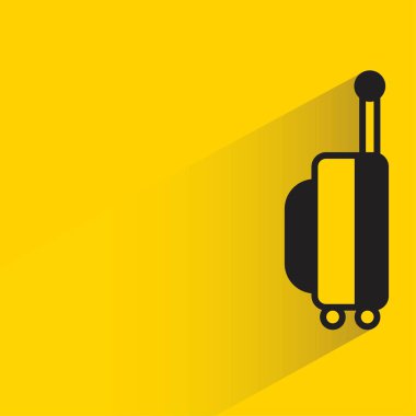 sarı arka planda gölgesi olan valizler