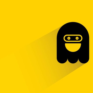 Sarı arka planda gölgesi olan sevimli hayalet emojisi.