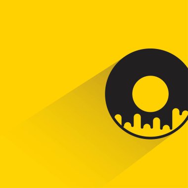 Sarı arka planda gölgesi olan çörek.