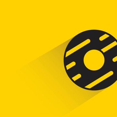 Sarı arka planda gölgesi olan çörek.