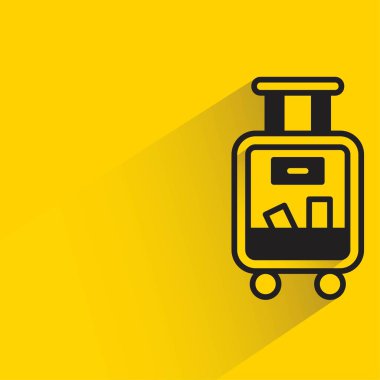 sarı arka planda gölgesi olan valizler