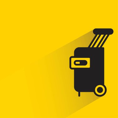 sarı arka planda gölgesi olan valizler