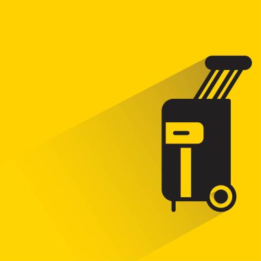 sarı arka planda gölgesi olan valizler