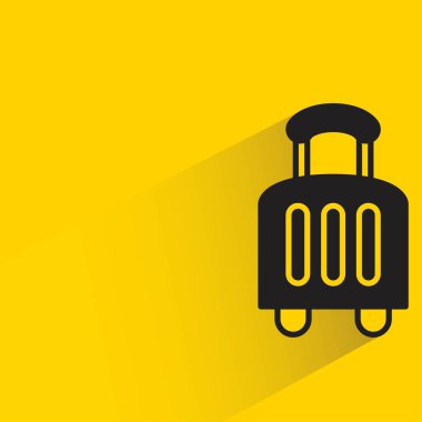 sarı arka planda gölgesi olan valizler