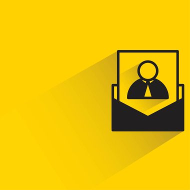 Sarı arkaplanda gölgesi olan zarfta cv