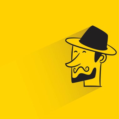 Sarı arka planda gölgesi olan sakallı adam.