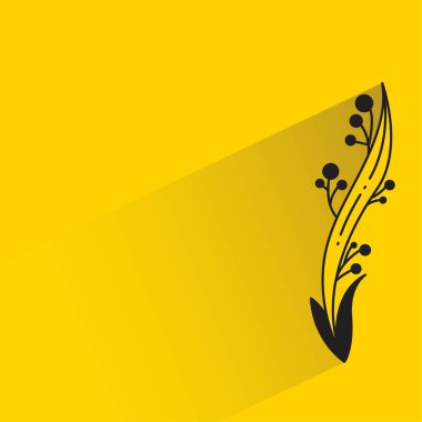 Sarı arka planda gölgeli çiçek ve yapraklar