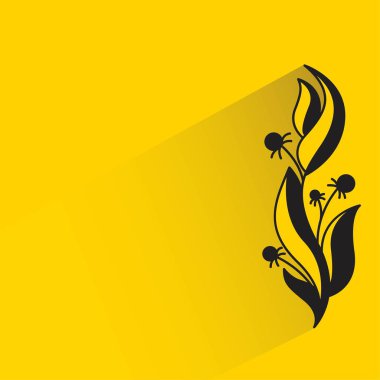 Sarı arka planda gölgeli çiçek ve yapraklar