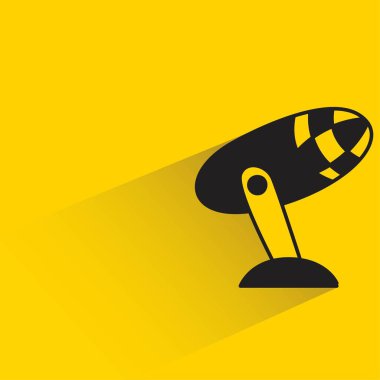 sarı arkaplanda gölgesi olan mikrofon simgesi