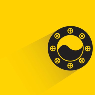 Sarı arka planda gölgesi olan denizaltı penceresi