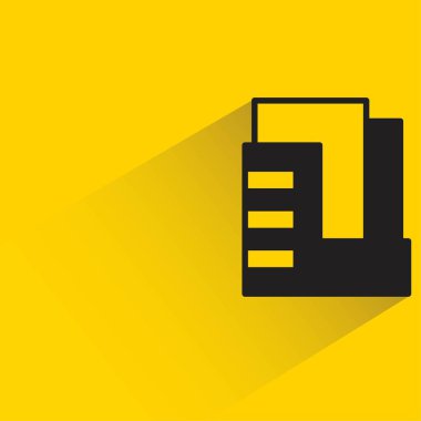 sarı arka planda gölgesi olan ofis binası