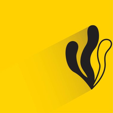 Sarı arka planda gölgesi olan yosun