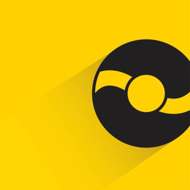 Sarı arka planda gölgesi olan donut tatlısı.