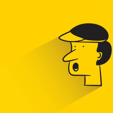 sarı arkaplanda gölgesi olan komik yüz karakteri